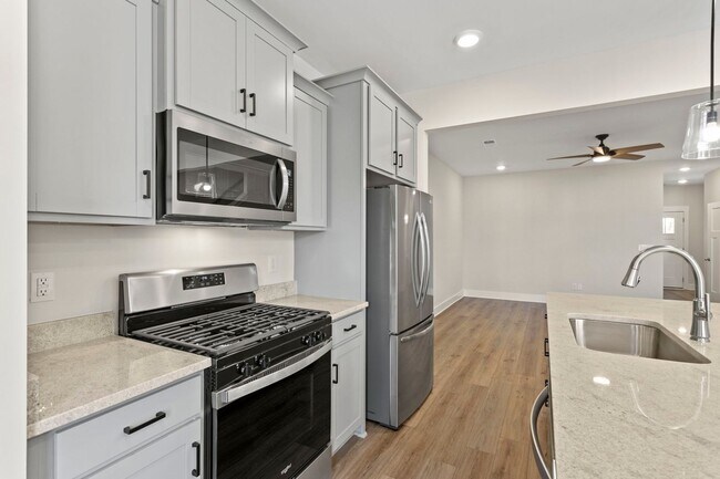 Building Photo - Perfectly Appointed Greenville Townhome 3bed/2.5 bath