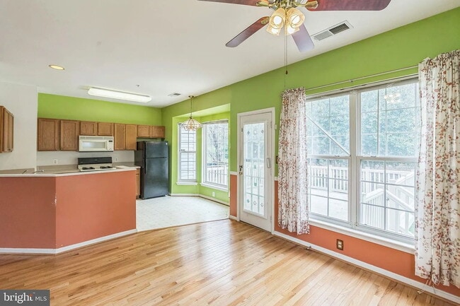 Building Photo - Charming townhouse on Metro bus line, shor...