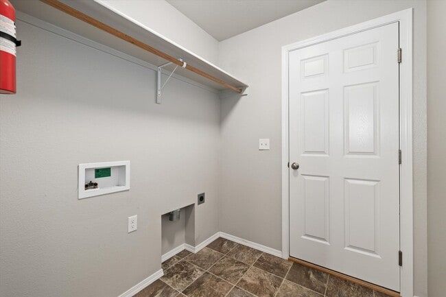 Building Photo - 4 Bedrooms Plus Bonus Room _ Dog Friendly!!