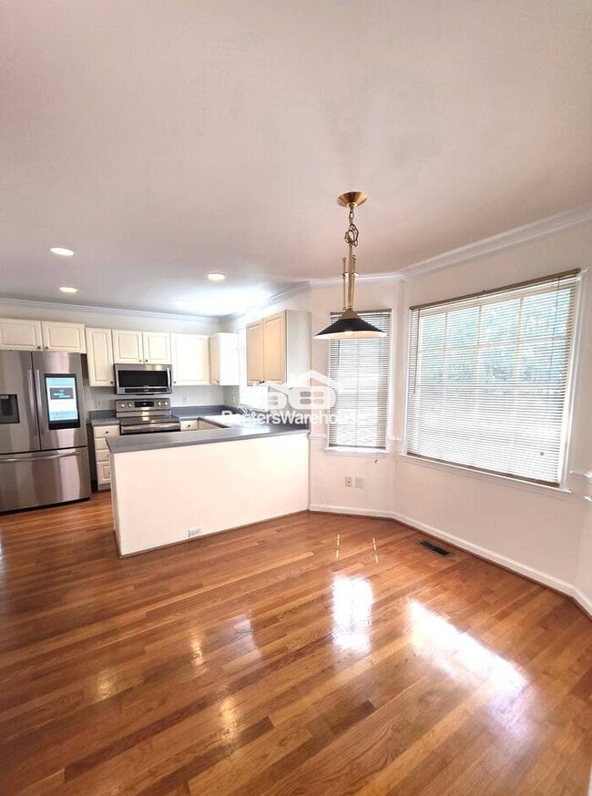 Building Photo - Lovely 3 bedroom, 2 1/2 Bath home in popul...