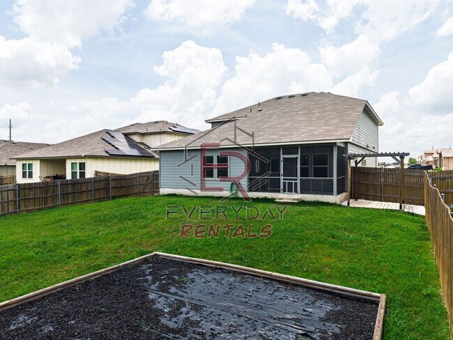 Building Photo - 4 bedroom 3 bath