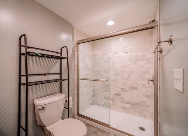 Building Photo - Spacious 5-Bedroom End-Unit Townhome in Reston with 3 Finished Levels, Renovated Kitchen & Fenced...