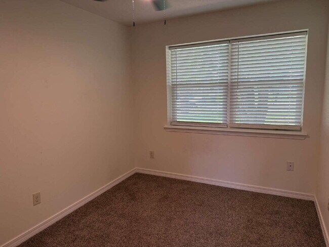 Building Photo - 218 Rose Marie Ln SW