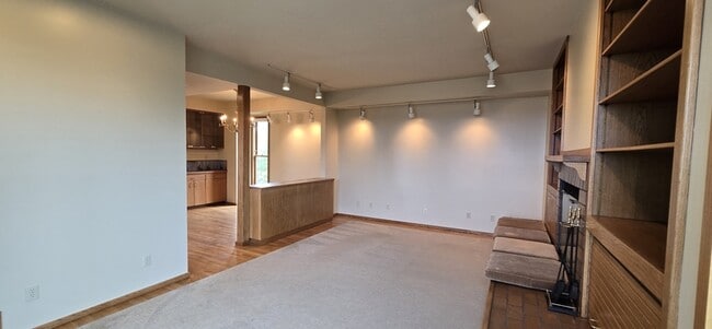 Building Photo - 3033 W Viewmont Wy W