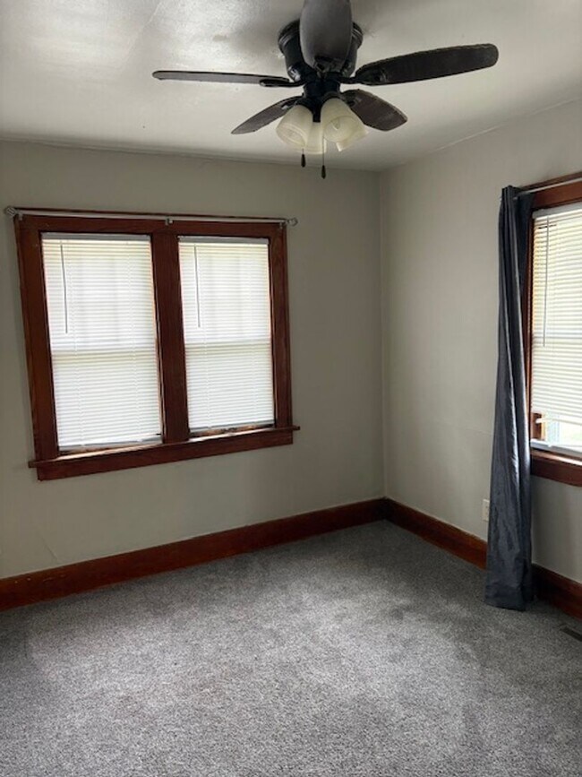 Building Photo - 2 BR  2 BA  House Section 8 friendly