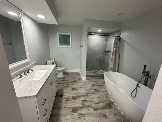 Building Photo - Spacious 4 Bedroom 3 Bath in Southoak