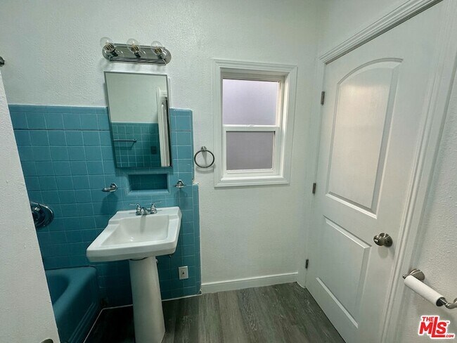 Building Photo - 1762 1/2 N Las Palmas Avenue Unit