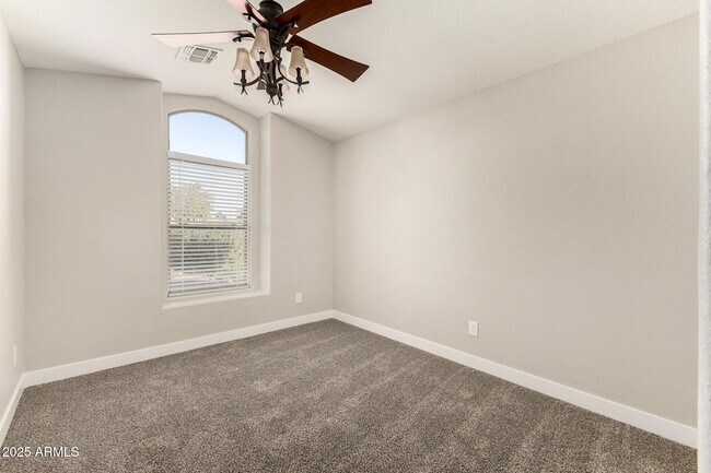 Building Photo - 911 E Lovegrass Dr