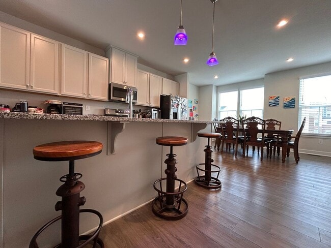 Building Photo - Spacious 4-Bedroom Townhome with Garage & ...