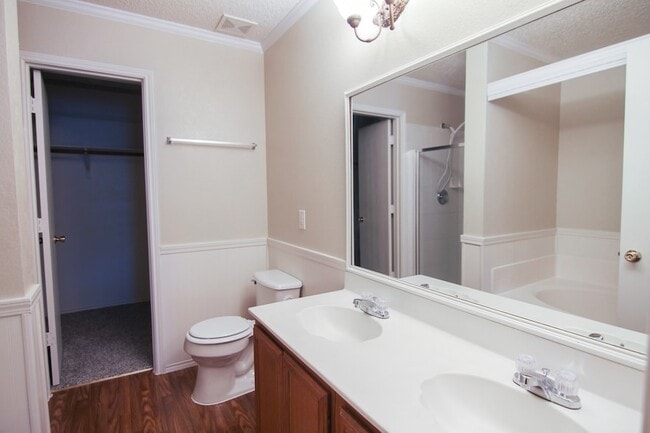 Building Photo - 1460 Stewart Dr
