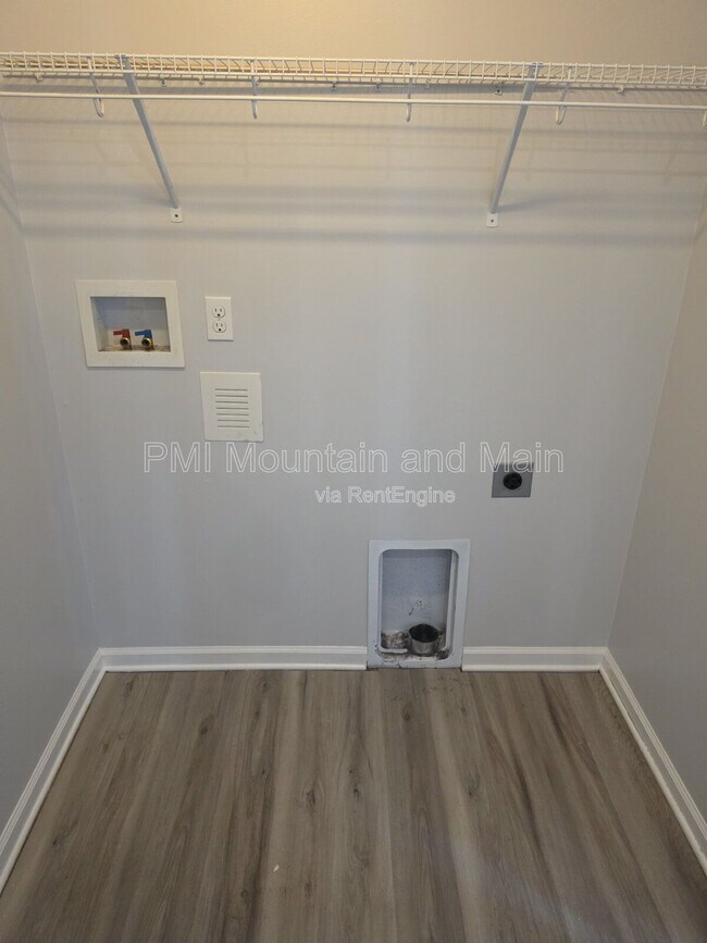 Building Photo - 25 Barnett Shoals Dr