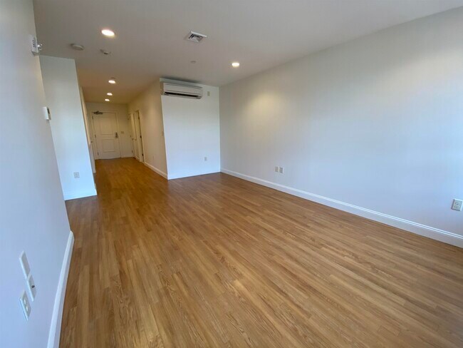 Building Photo - 875 Elm St