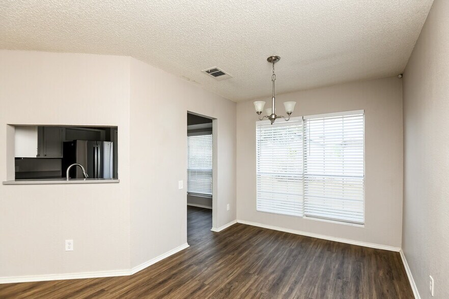 Building Photo - 2500 Creekwood Ln