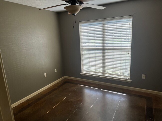 Building Photo - 1015 Wineberry Rd