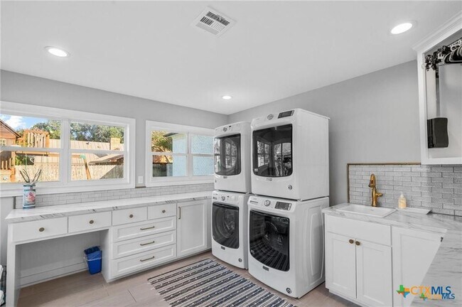 Building Photo - 6037 Country Club Dr