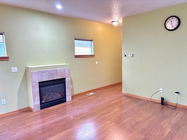 Building Photo - Montavilla 3 bed, 2 1/2 bath house