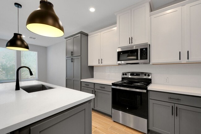 Building Photo - 3 Bedroom 2.5 Bath Townhome!