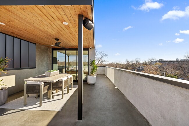 Building Photo - 1304 Comal St