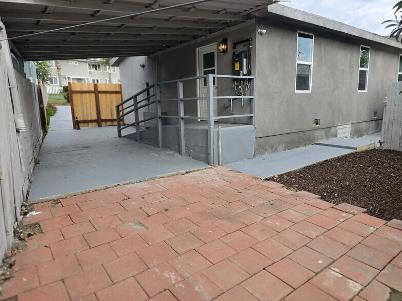 Building Photo - 2224 W Dunlop St