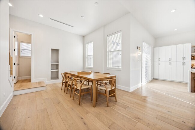 Building Photo - 1127 W 16th St