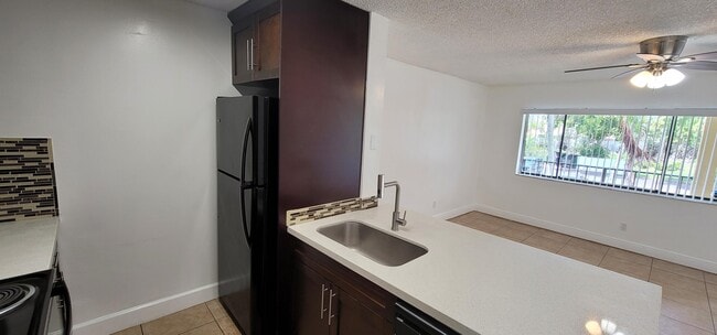 Building Photo - 1824 Meadows Cir W