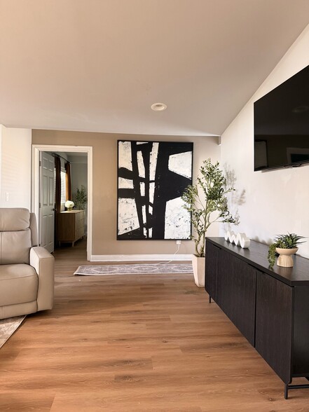 Building Photo - 1048 N Hermosa Dr