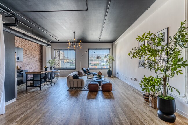 Building Photo - 1645 Vine St