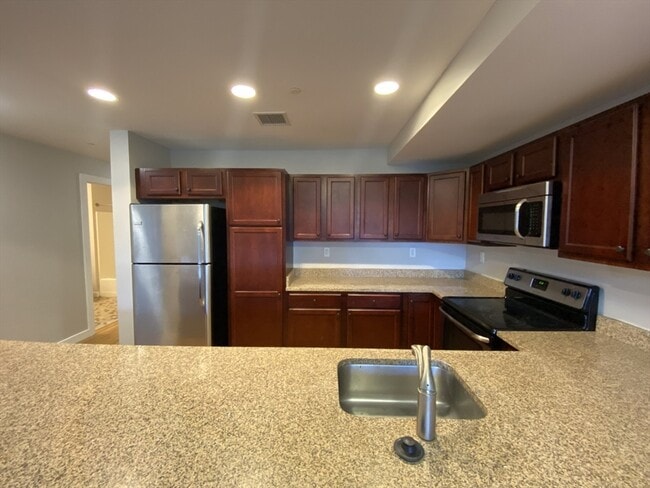 Primary Photo - 20 Pond St