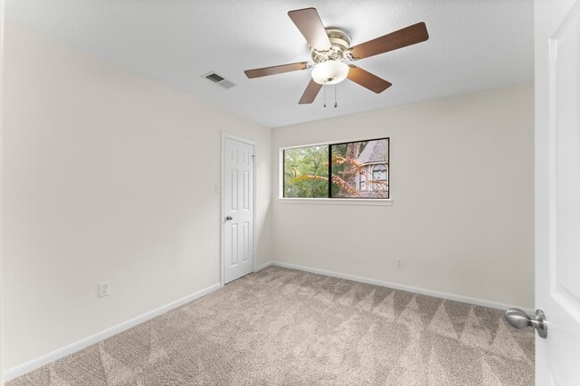 Building Photo - 6 Thornhedge Ct