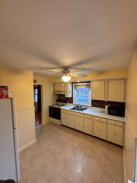 Building Photo - 395 Fir St