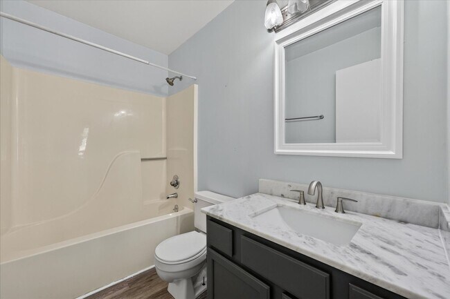 Building Photo - 727 Acorn Dr