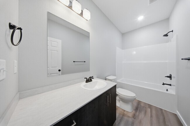 Building Photo - 870 s Orchard Way