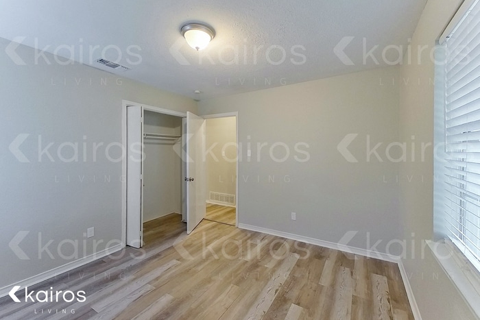 Building Photo - 914 W Pleasant Run Rd