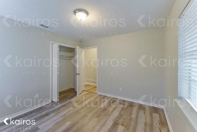 Building Photo - 914 W Pleasant Run Rd