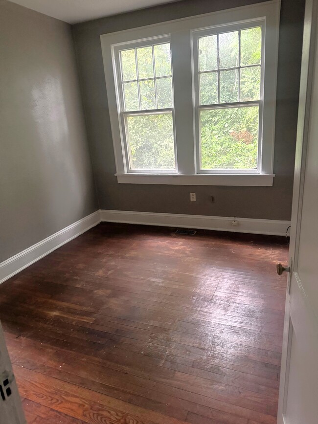 Building Photo - 614 Goodwin Ave