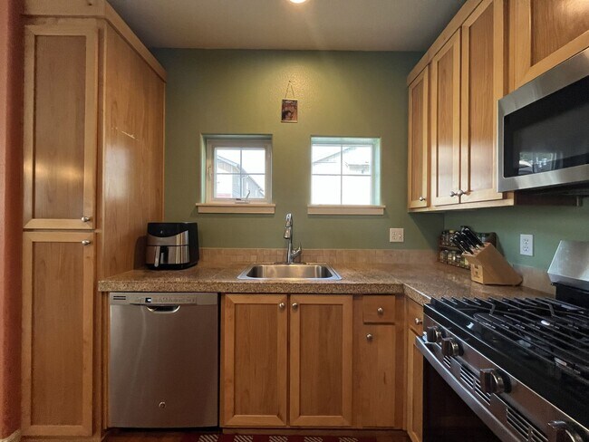 Building Photo - Well-Designed Condo with Dual Primary Suites, Vaulted Ceilings & Community Clubhouse