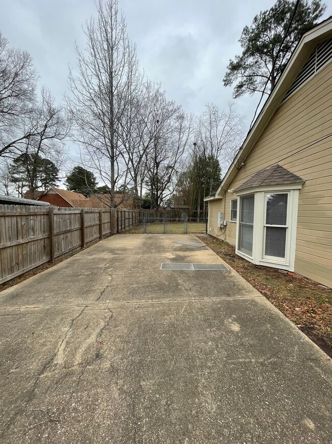 Building Photo - ** 4 Bed 2 bath located in Johnstown ** Ca...