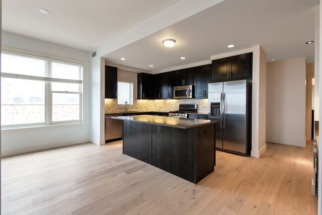Building Photo - Gorgeous 2 BD/2BA Top Floor Condo In Great Peloton Community! Available August 7!
