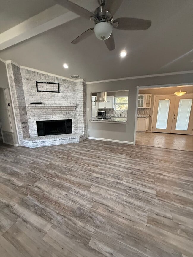 Building Photo - $500 OFF THE FIRST FULL MONTHS RENT!!! walking distance to TCU!! Brick 4 bed 2 bath 2 car Garage ...