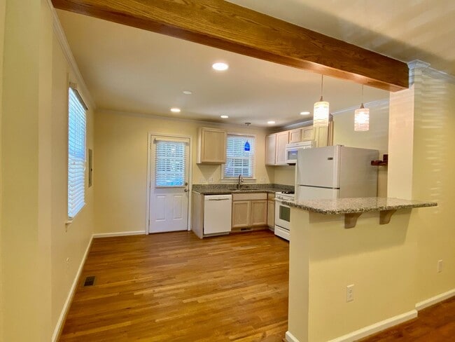 Building Photo - Adorable 2BR 1BA in Five Points - Applicat...