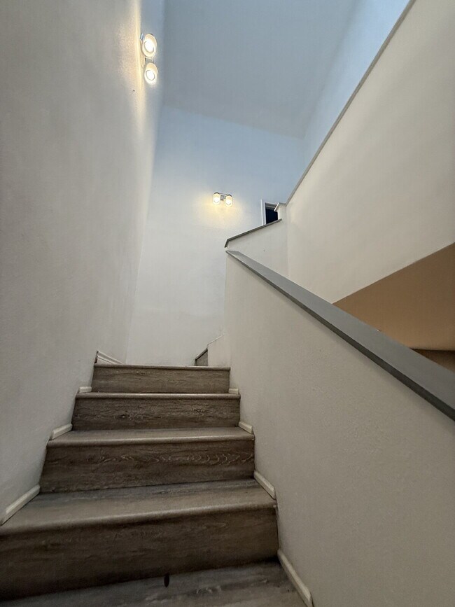 Building Photo - 7522 Holly Hill Dr