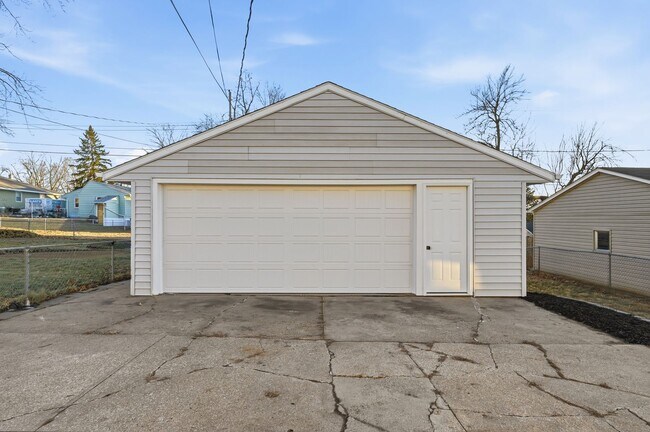 Building Photo - Fully remodeled 4 bed charmer