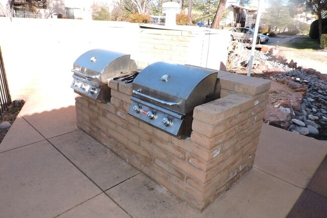 Building Photo - Gorgeous 2B/2B condo with Red Rock views, ...