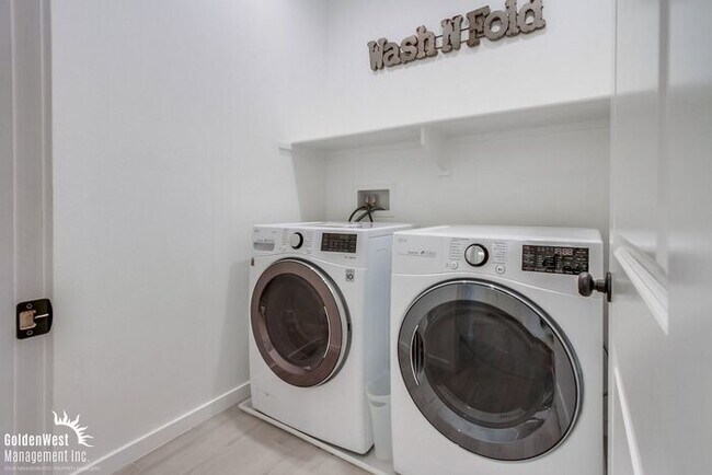 Building Photo - Stunning 3Bdm 2.5Ba Townhouse in Gated Com...
