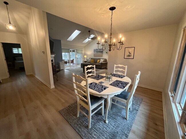 Building Photo - 6-month SUMMER rental within minutes of Wrightsville Beach!