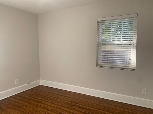 Building Photo - Adorable Two Bedroom Duplex in Plaza Midwo...