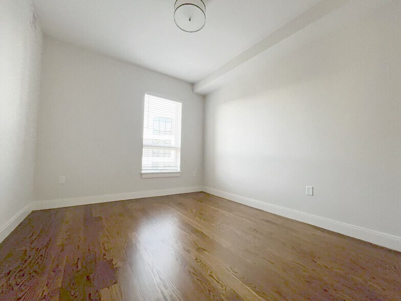 Building Photo - 7 Everett St