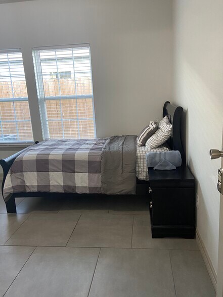 Twin beds in this room. - 2923 Pecos St