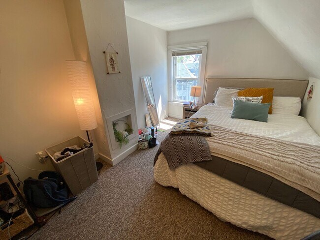 Building Photo - Awesome 3bed 1 bath Duplex in Brighton...