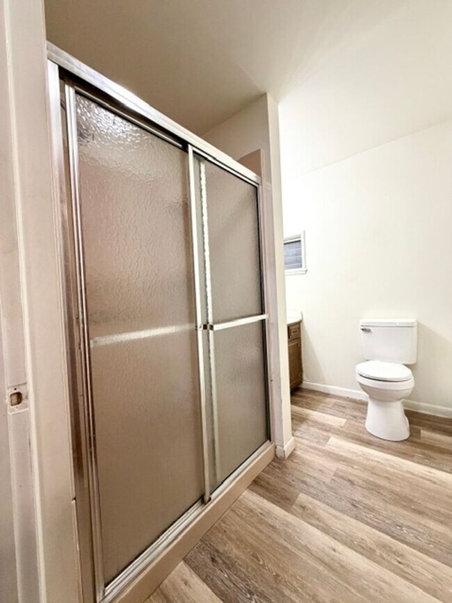 Building Photo - Convenient 1 Bedroom / 1 Bath First Floor Apartment